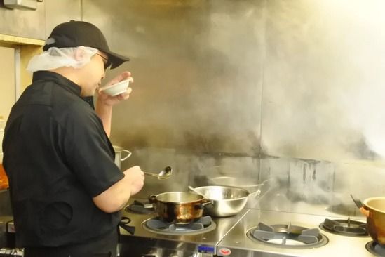 墨田区の自社キッチンでの調理風景